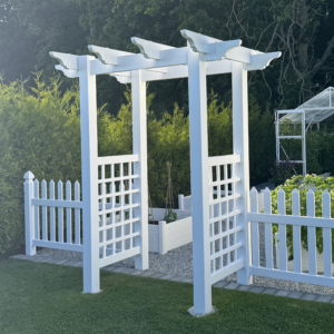 Vit trädgårdsportal i vinyl med gallerpaneler och staket